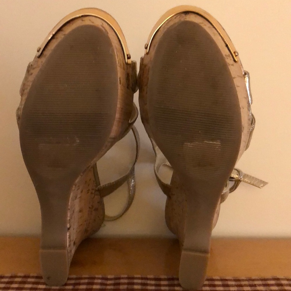 Jennifer Lopez gold sandals - Picture 4 of 4